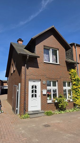 Wohnen, Arbeiten, Freiraum: Ehemaliges Autohaus mit Einfamilienhaus, 2 Wohnungen und großem Garten
